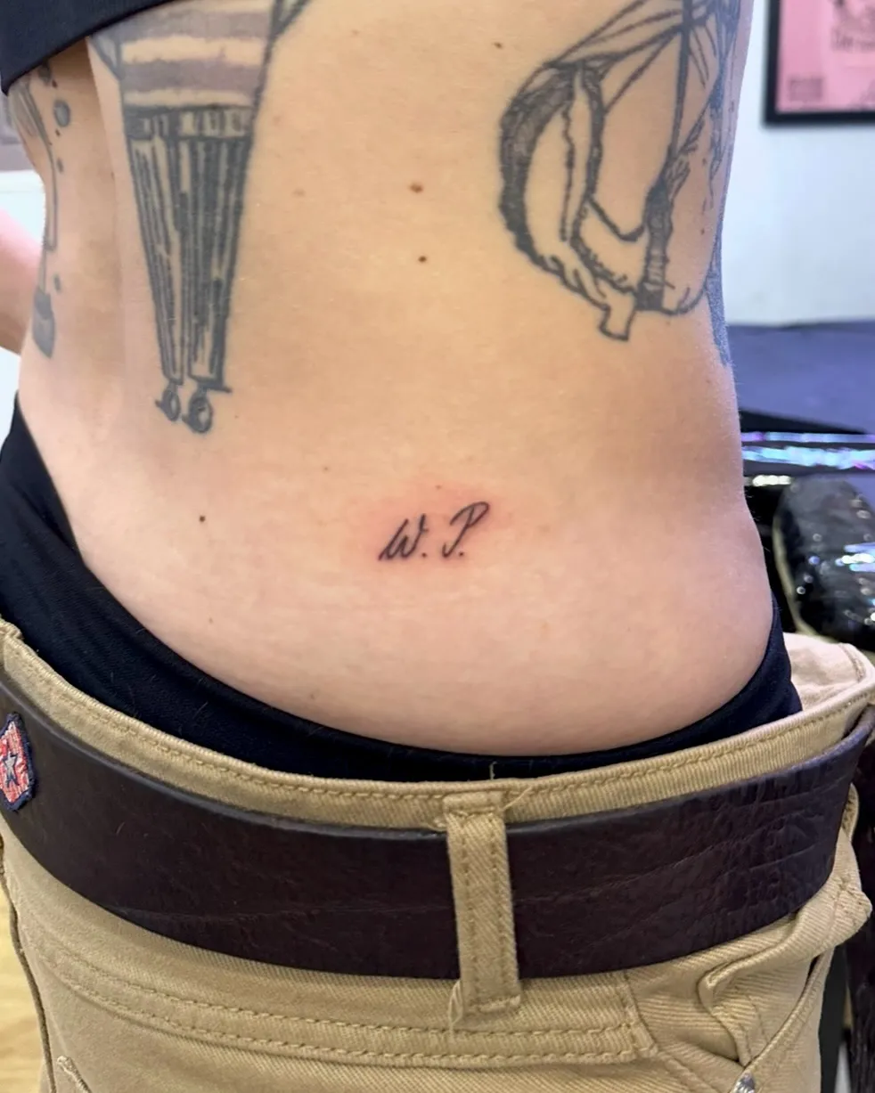 Tatuaż z grubym kontrem i lettering'iem na przedramieniu (zdjęcie 6) — tatuaż, Wujek Darek, Warszawa, Polska