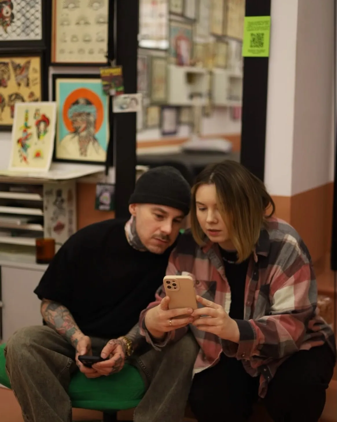 Tatuaż z grubym kontrem i lettering'iem na przedramieniu (zdjęcie 8) — tatuaż, Wujek Darek, Warszawa, Polska