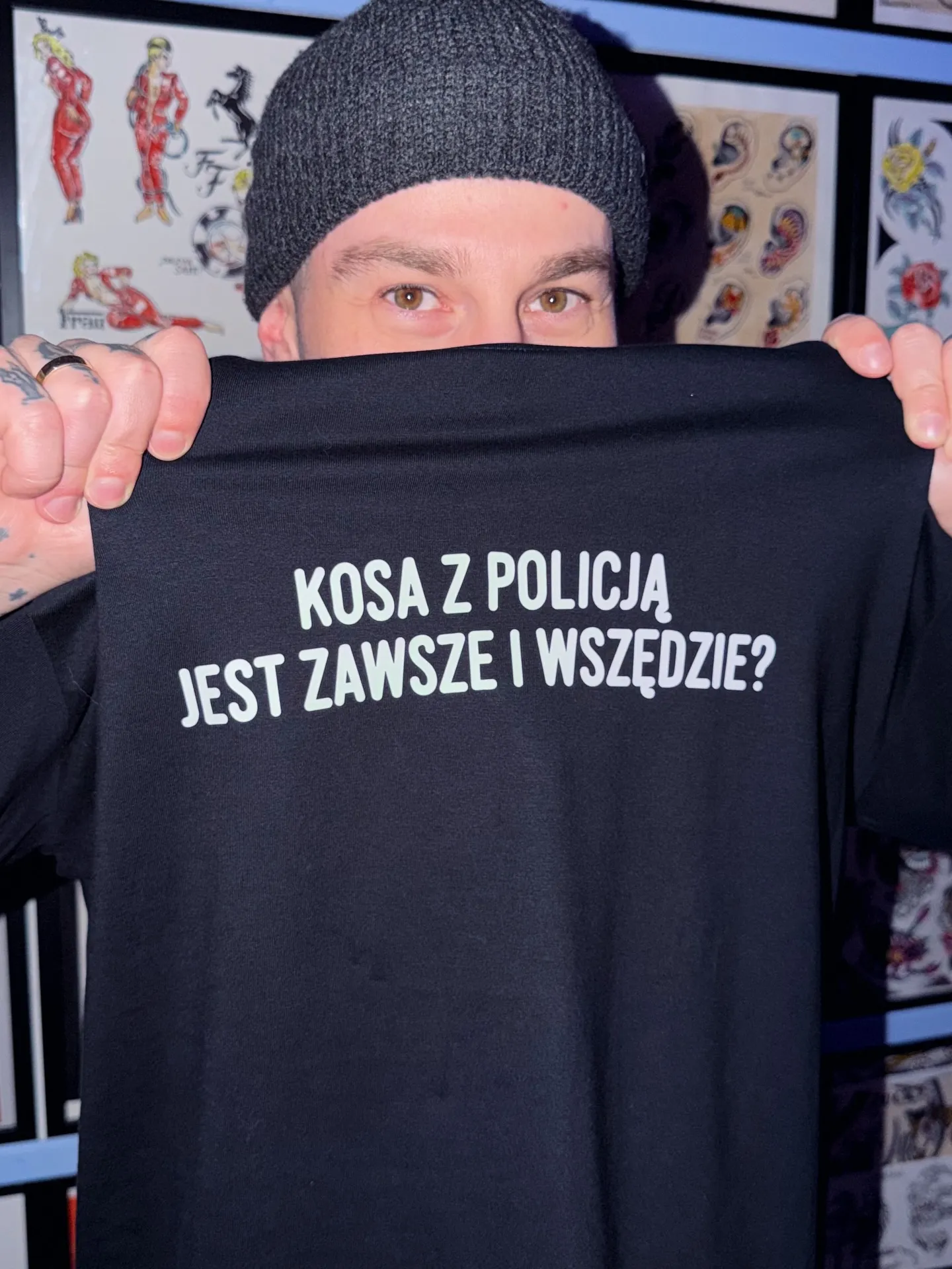 Tatuaż z grubym konturem: dwie postacie w maskach i sportowych bluzach (zdjęcie 4) — tatuaż, Wujek Darek, Warszawa, Polska