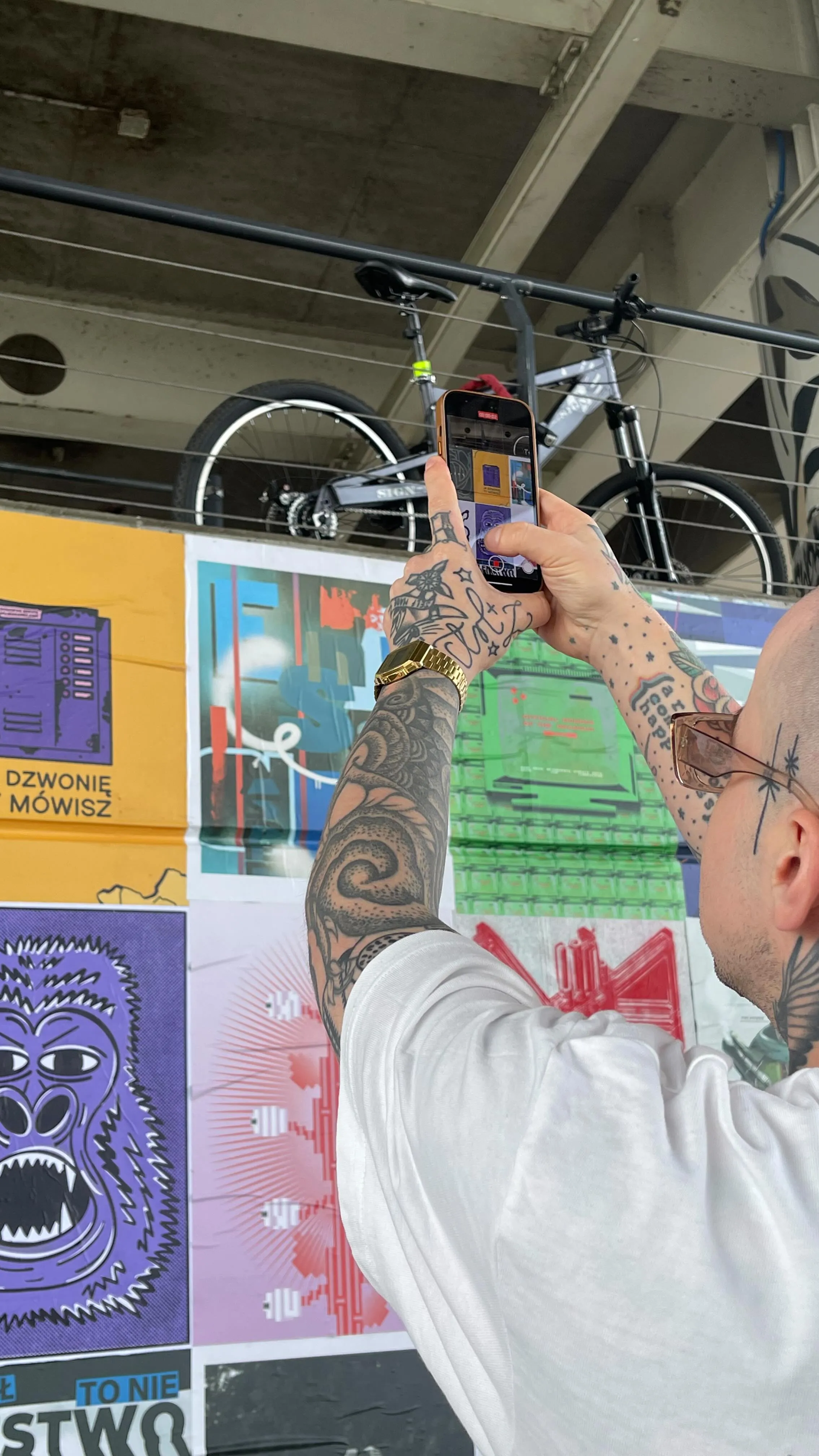 Tatuaż z grubym konturem i lettering na przedramieniu — tatuaż, Wujek Darek, Warszawa, Polska