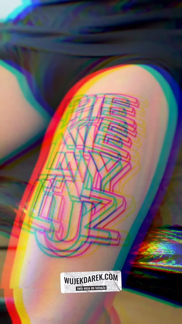 Tatuaż z grubym konturem i lettering z efektem glitch — tatuaż, Wujek Darek, Warszawa, Polska
