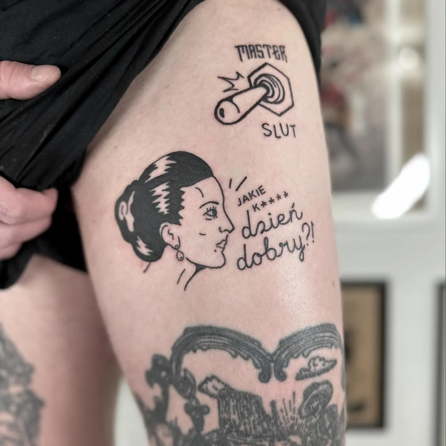 Tatuaż z grubym konturem: master slut i portret z napisem — tatuaż, Wujek Darek, Warszawa, Polska