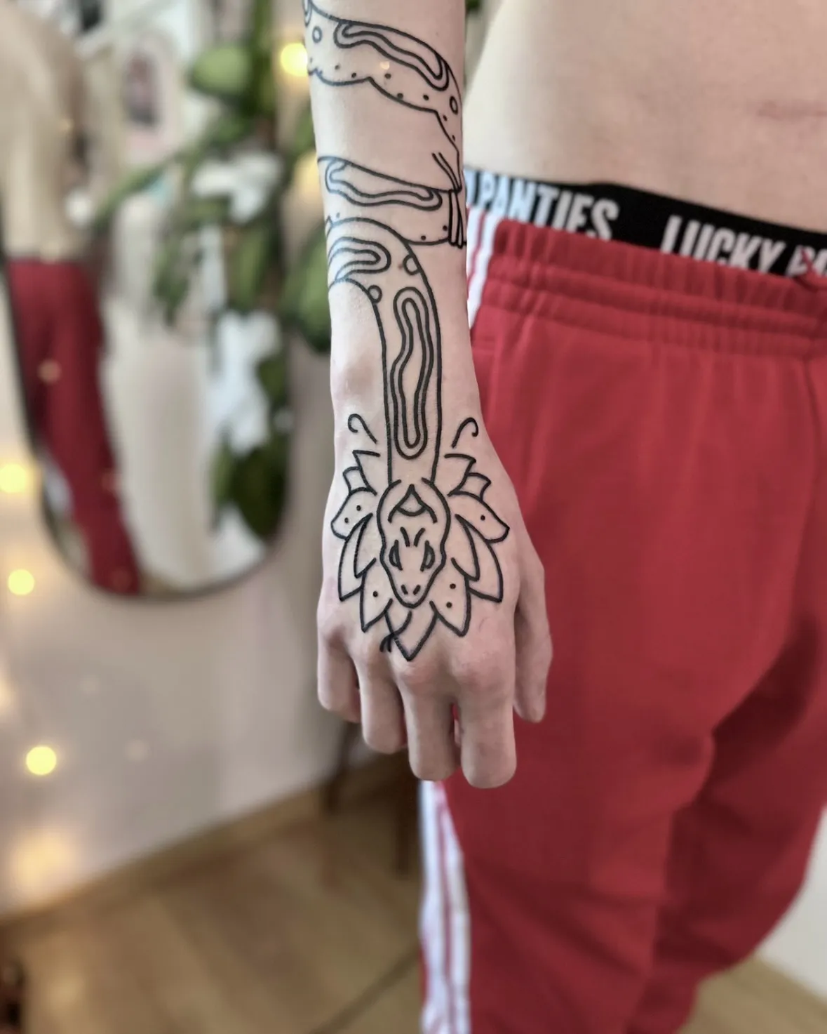 Tatuaż z grubym konturem: owad i kwiatowy ornament na ramieniu (zdjęcie 2) — tatuaż, Wujek Darek, Warszawa, Polska